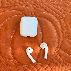 Apple 2nd generation AirPods with Charging Case